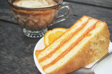 Kahve fincanı ile turuncu kek