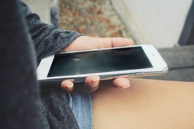 Akıllı telefon kullanan kadın