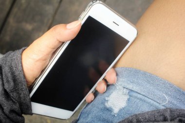 Akıllı telefon kullanan kadın