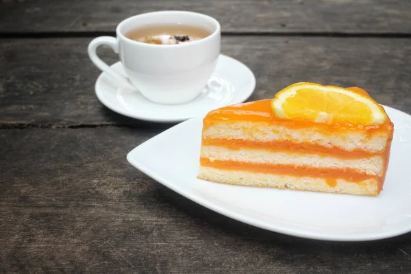 Oranje cake met hete thee — Stockfoto