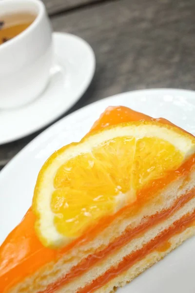 Gâteau à l'orange avec thé chaud — Photo