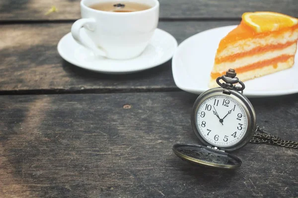 Orangenkuchen mit heißem Tee — Stockfoto