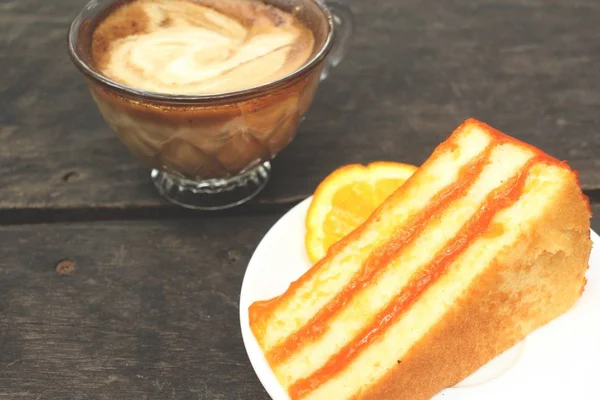 Kahve fincanı ile turuncu kek