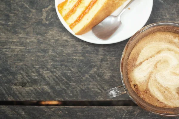 Gâteau orange avec tasse de café — Photo