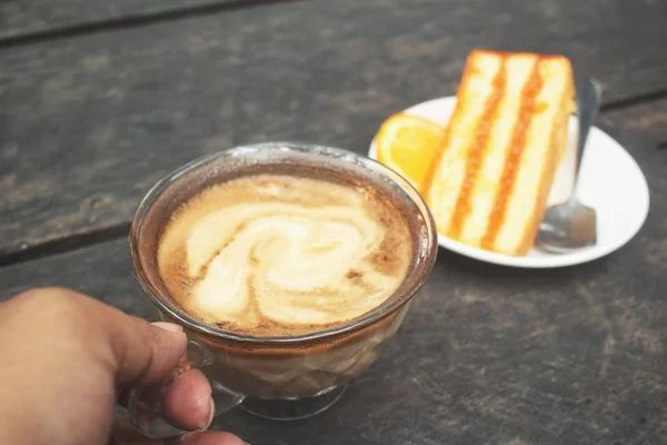 Oranje gebak met koffiekopje — Stockfoto