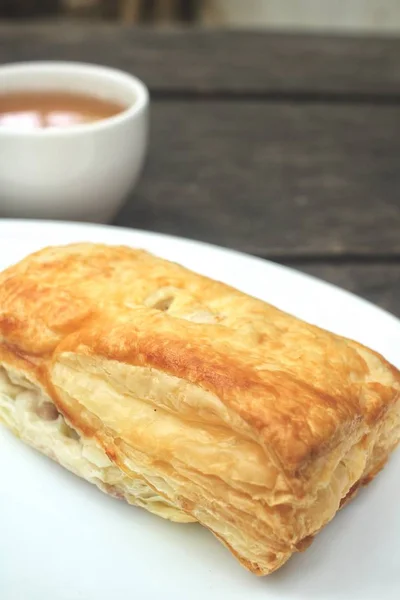 Pâtisserie feuilletée au thé chaud — Photo