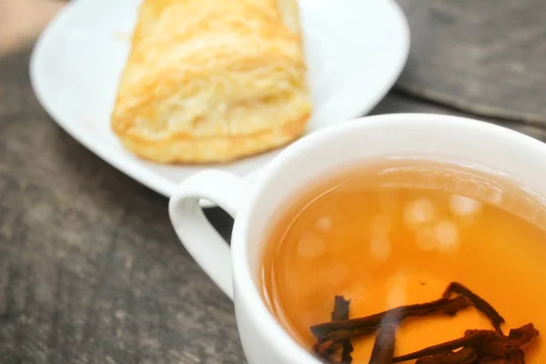 Pasticceria sfoglia con tè caldo — Foto Stock