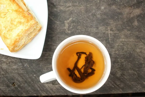 Pasticceria sfoglia con tè caldo — Foto Stock