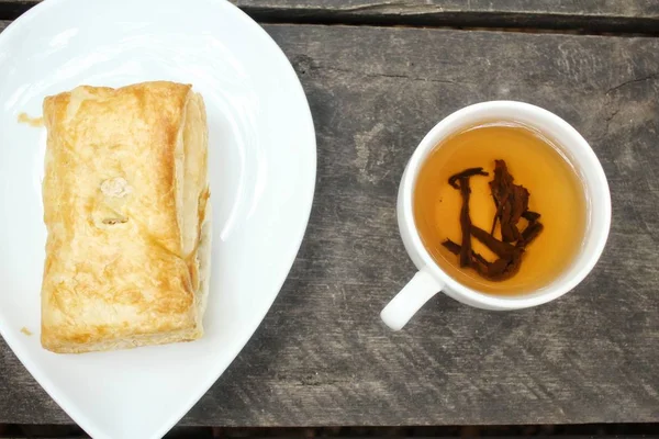 Puf böreği sıcak çay ile — Stok fotoğraf