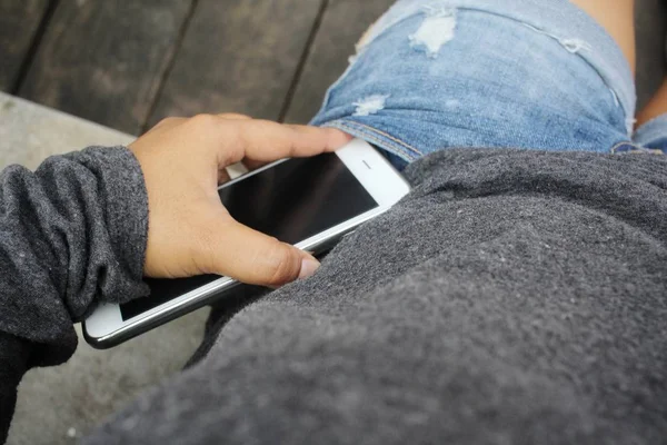 Smart telefon i jeans ficka — Stockfoto
