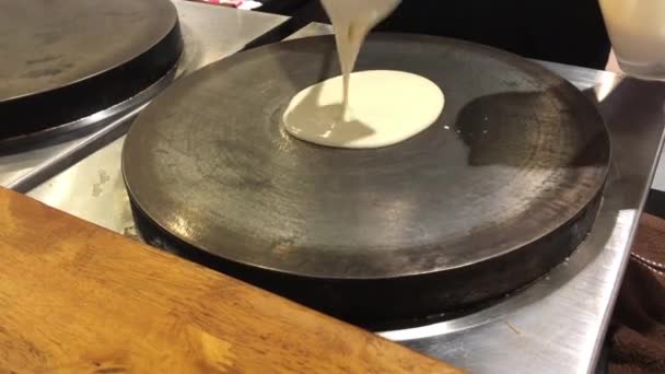 Närbild av matlagning crepe — Stockvideo