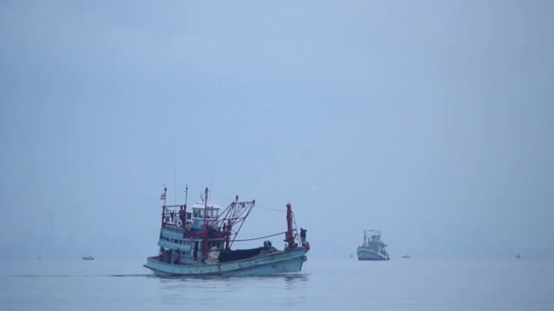 Рыбацкая лодка в море — стоковое видео