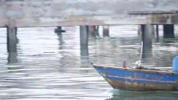 Рыбацкая лодка в море — стоковое видео