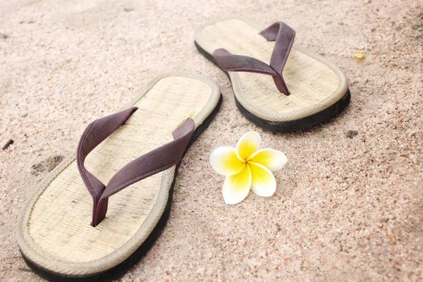 Flip-flops på stranden — Stockfoto