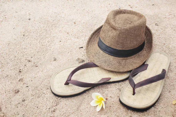 Flip-flops med hatt på stranden — Stockfoto