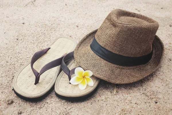 Flip-flops med hatt på stranden — Stockfoto