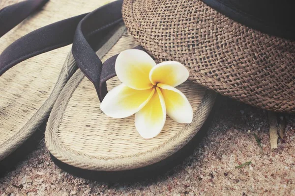 Flip flops with hat on beach — Stock Photo, Image