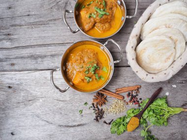 Hint naan ekmek ile köri