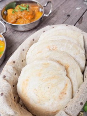 Hint naan ekmek ile köri