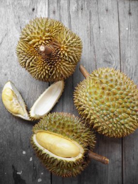 Durian ahşap arka plan üzerinde yakın çekim