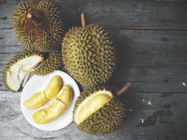 Durian ahşap arka plan üzerinde yakın çekim