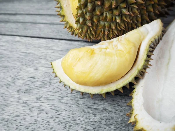 Κοντινό πλάνο durian στο ξύλο φόντο — Φωτογραφία Αρχείου