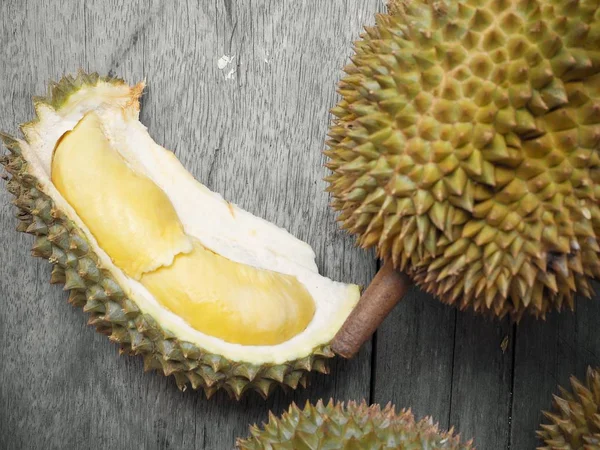 Nahaufnahme von Durian auf Holz-Hintergrund — Stockfoto