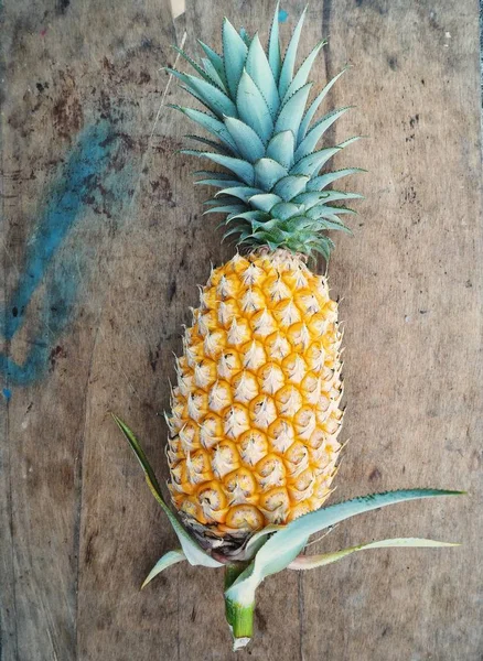 Gros plan sur les ananas jaunes — Photo