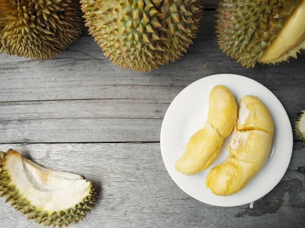 Zbliżenie na durian na tle drewna — Zdjęcie stockowe
