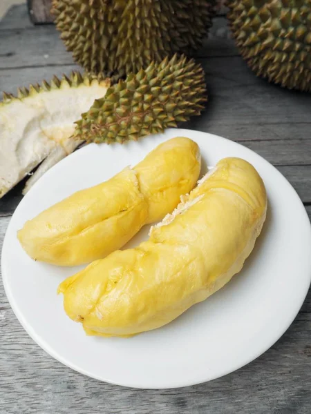 Durian ahşap arka plan üzerinde yakın çekim — Stok fotoğraf