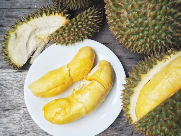 Primer plano de durian sobre fondo de madera —  Fotos de Stock