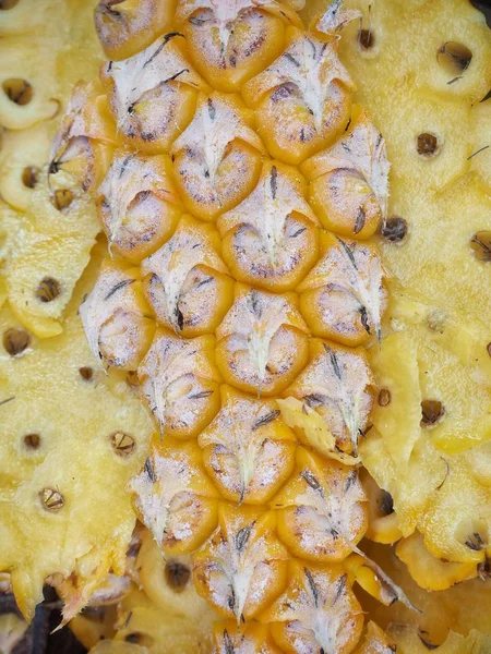 Крупный план желтых ананасов — стоковое фото