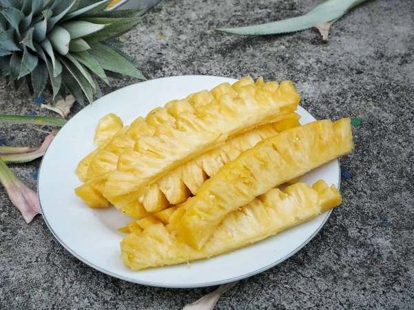 Zbliżenie żółty ananasy — Zdjęcie stockowe