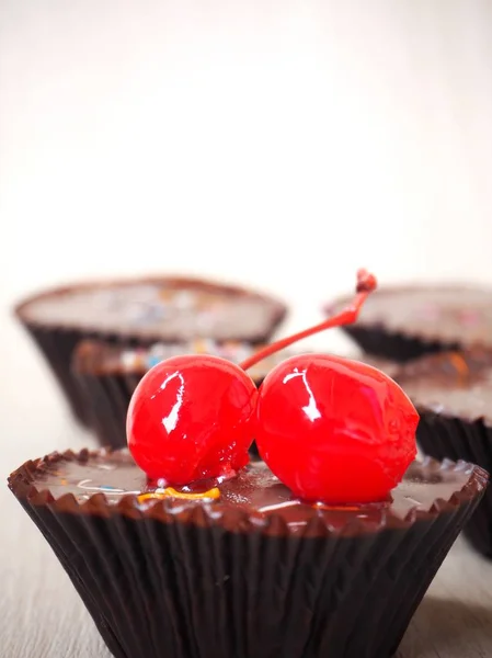 Chocolate de bolo no fundo de madeira — Fotografia de Stock