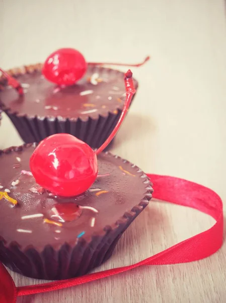 Cupcake chocolate sobre fondo de madera —  Fotos de Stock