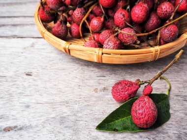 Lychee ahşap arka plan üzerinde yakın çekim