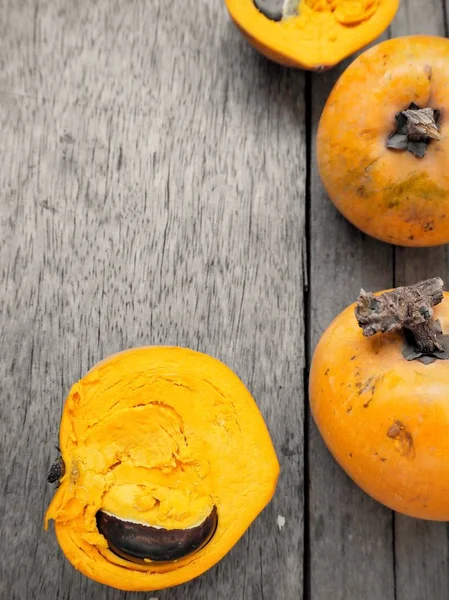 Närbild på caribfruit på trä bakgrund — Stockfoto