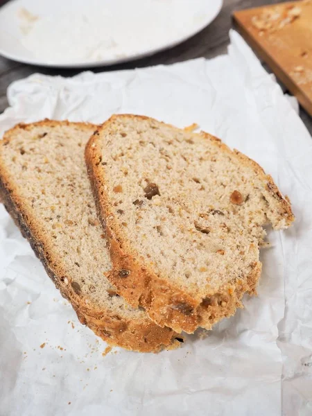 Crusty bröd med bakning mjöl — Stockfoto