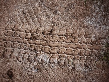 Topraktaki tekerlek izleri