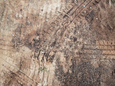 Topraktaki tekerlek izleri