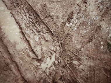 Topraktaki tekerlek izleri