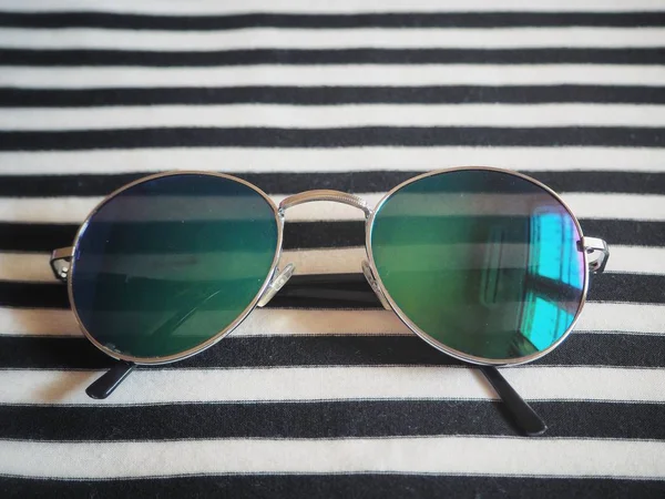 Primo piano degli occhiali da sole — Foto Stock