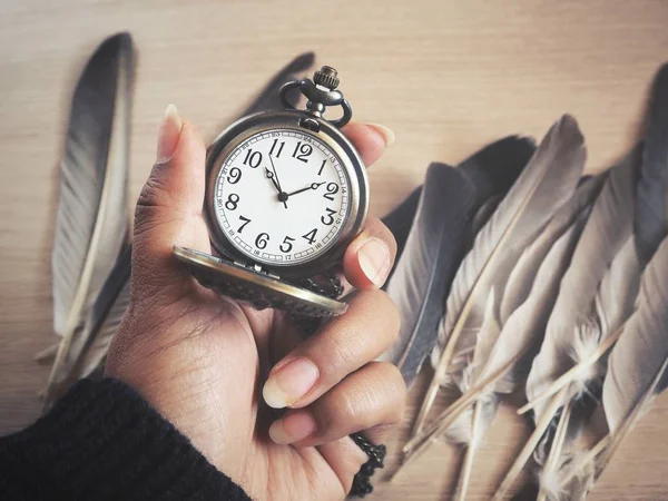 Селфі руки з старовинною кишенею для годинників — стокове фото