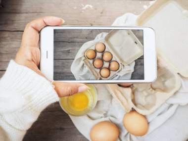 Kutusunda akıllı telefon ile yumurta fotoğraf çekme