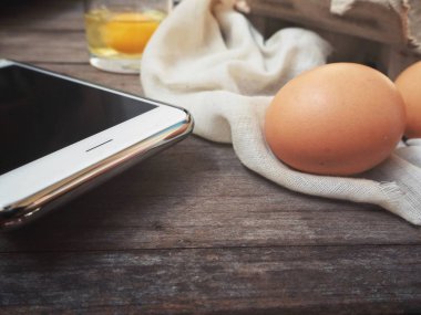 Yumurta ile akıllı telefon kutusunda