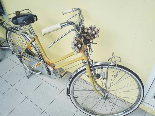 Fahrradlenker mit Blumen — Stockfoto