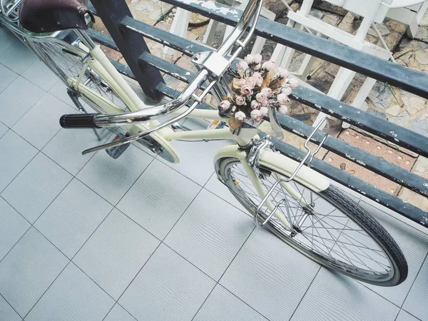 Cykel styret med blommor — Stockfoto