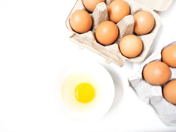 Ägg i låda isolerade — Stockfoto