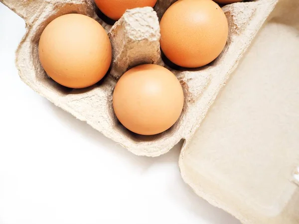 Яйца в коробке изолированы — стоковое фото