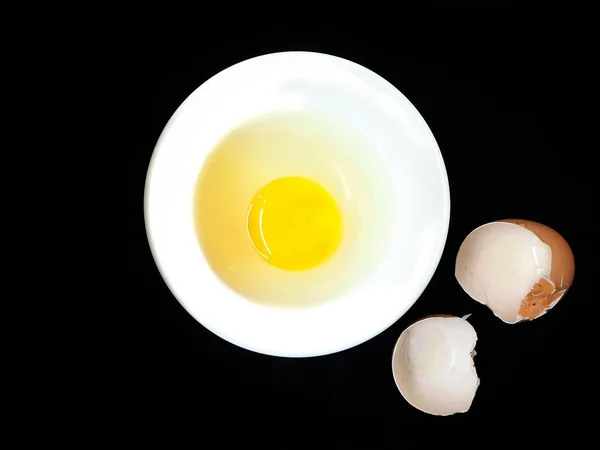 Telur dalam kotak pada latar belakang hitam — Stok Foto
